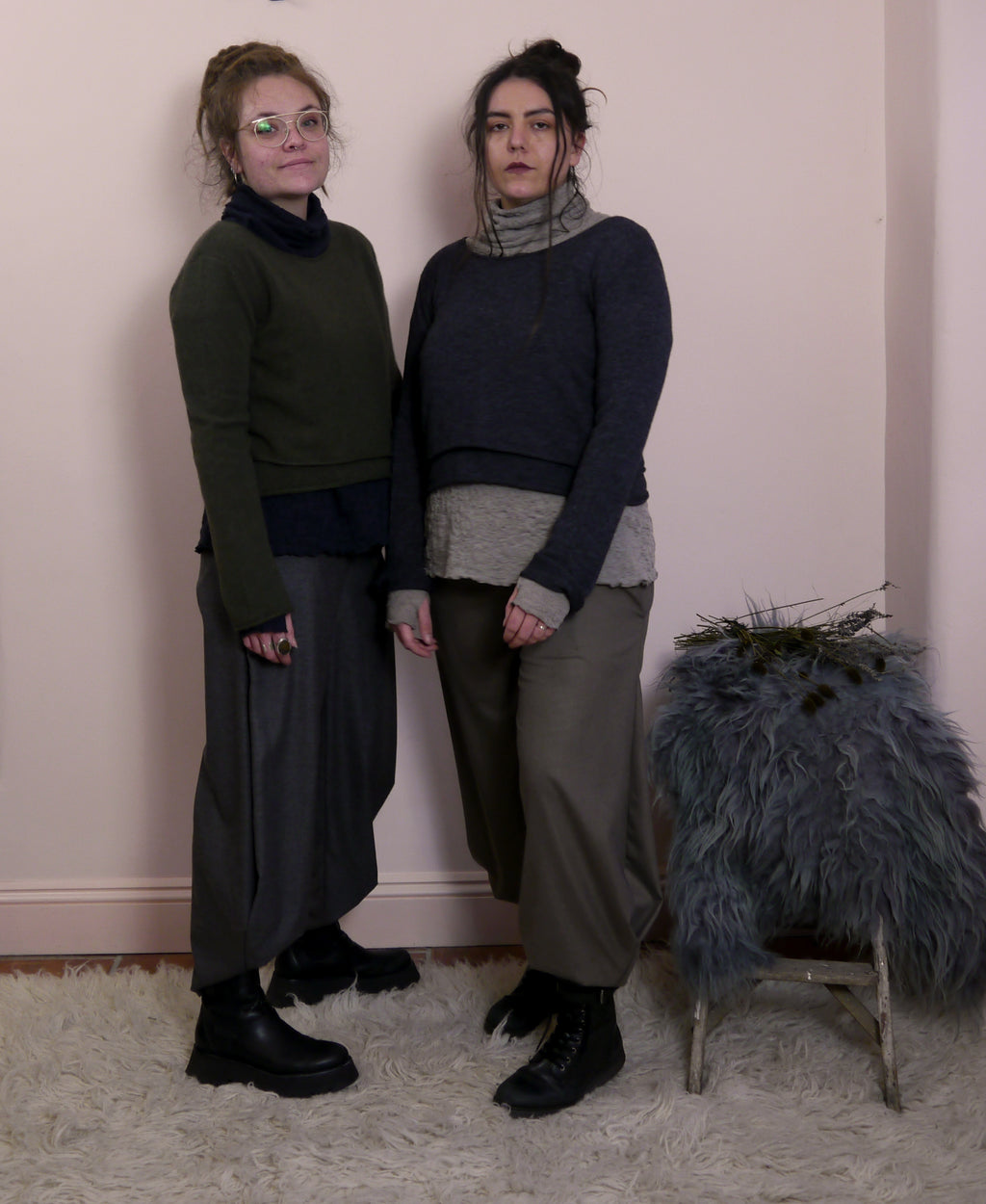 Lambswool/Cashmere Cropped Layered Jumper in Charcoal