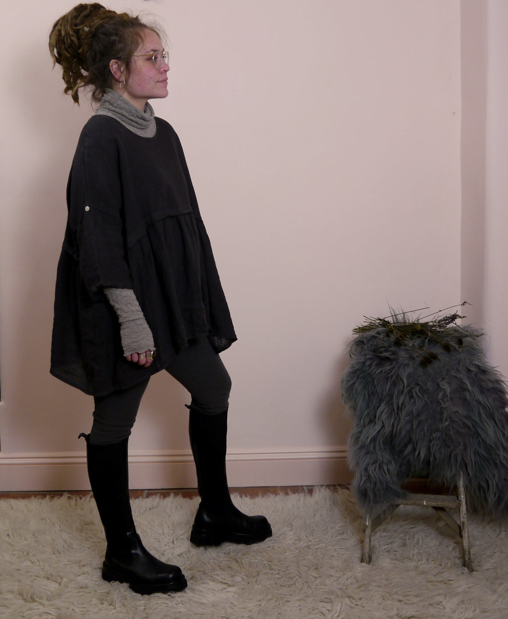 Short Sleeve Linen Tunic in Soot