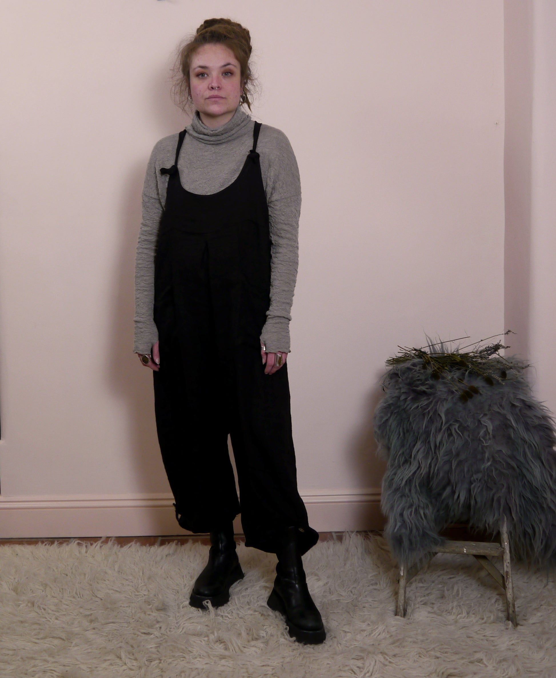 Linen dungarees with pockets in Black