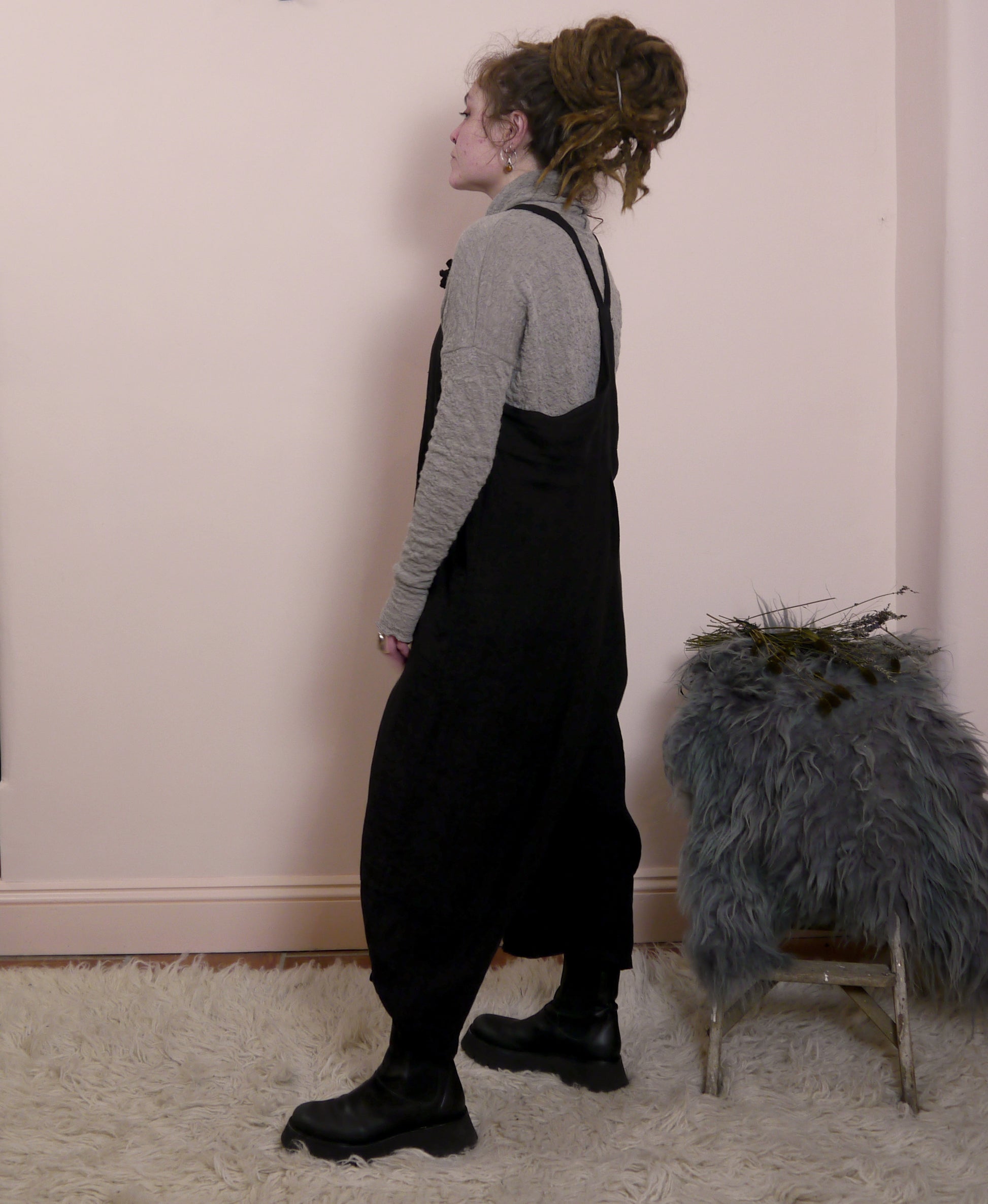 Linen dungarees with pockets in Black