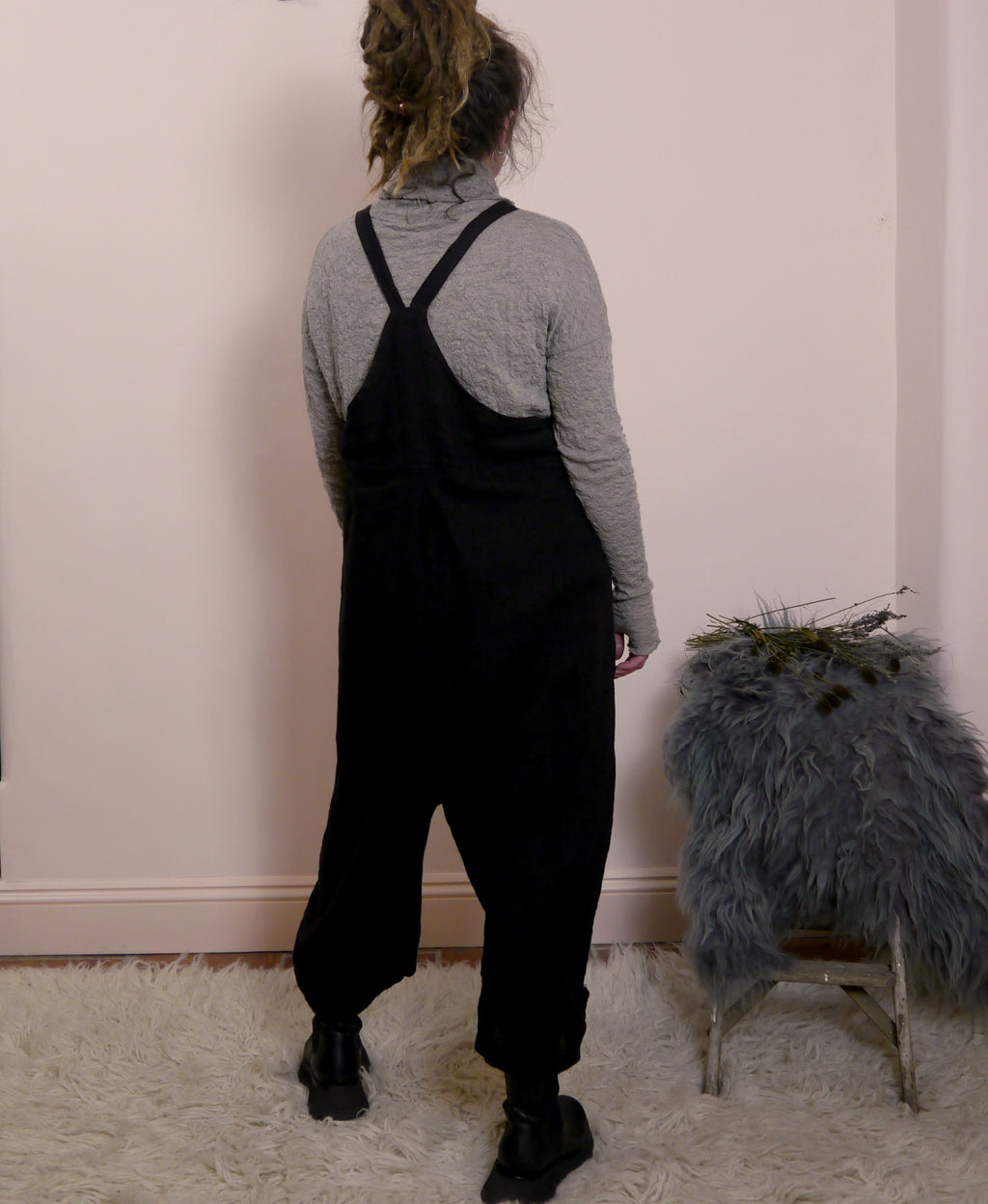 Linen dungarees with pockets in Black