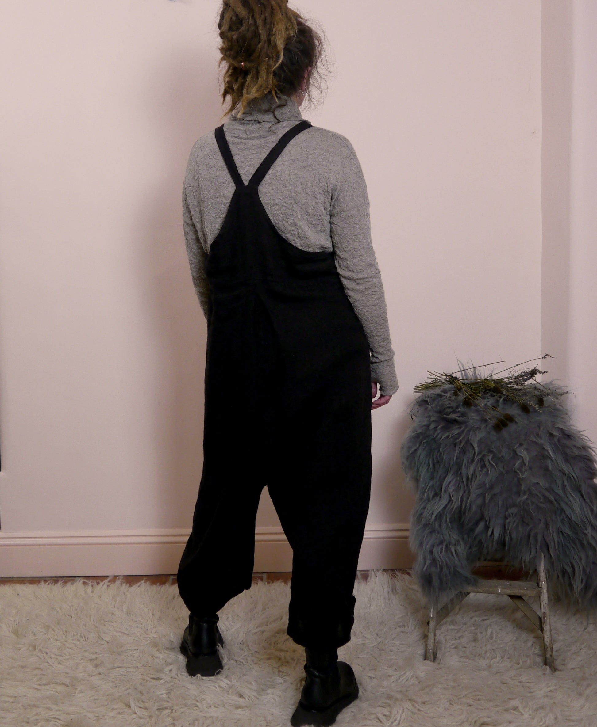 Linen dungarees with pockets in Black