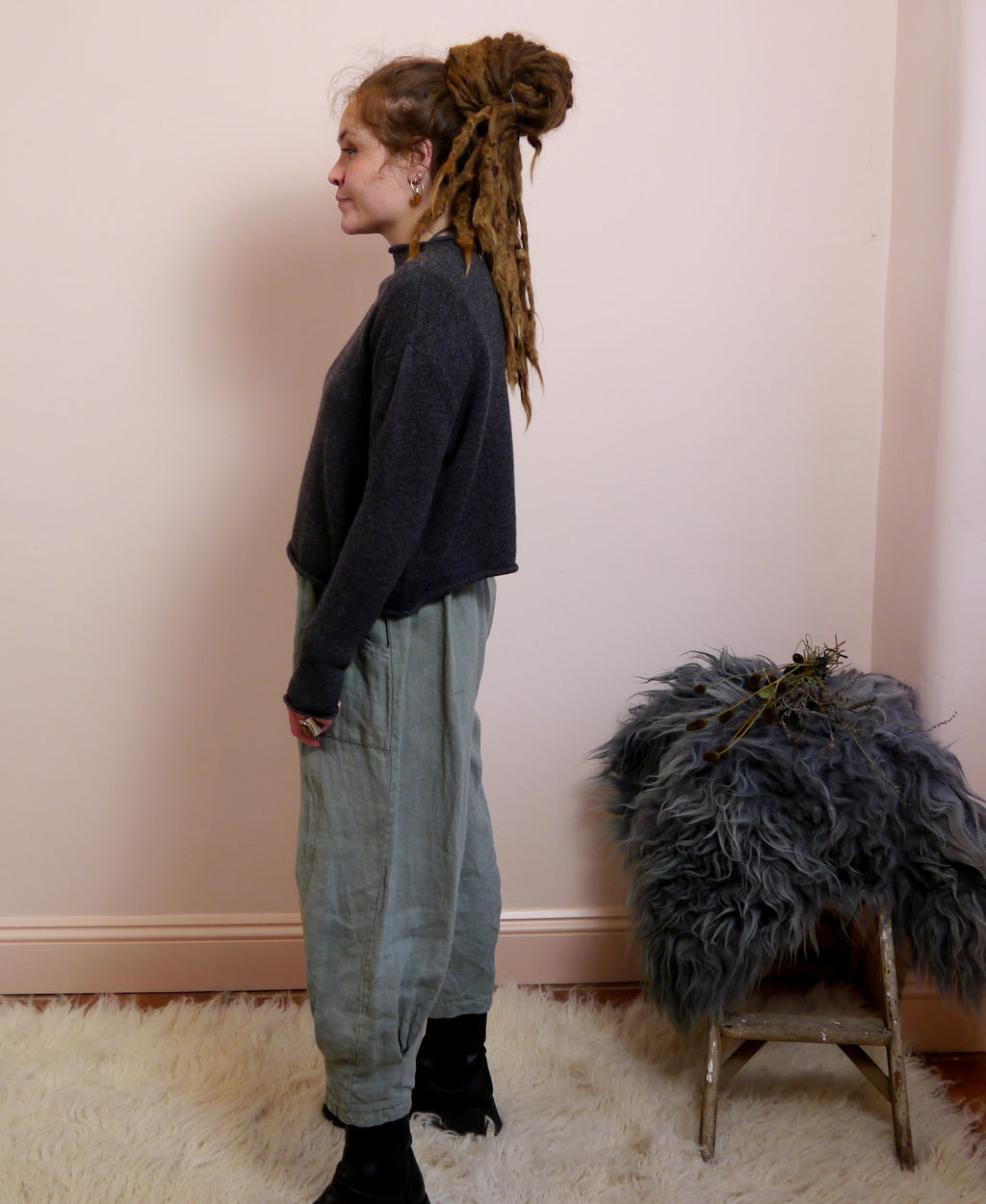 Lambswool/Cashmere Cropped Mock Neck Jumper in Charcoal