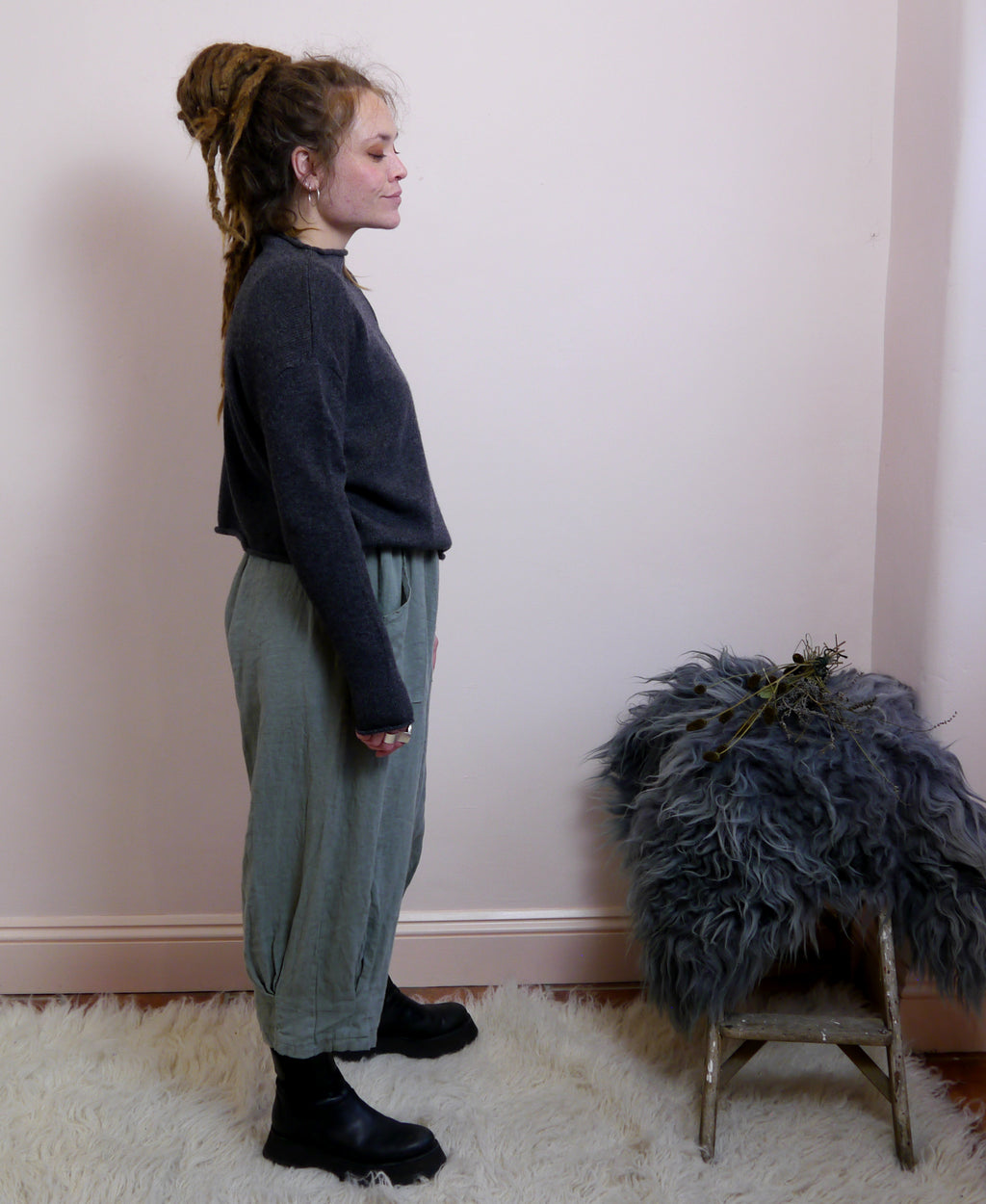 Lambswool/Cashmere Cropped Mock Neck Jumper in Charcoal