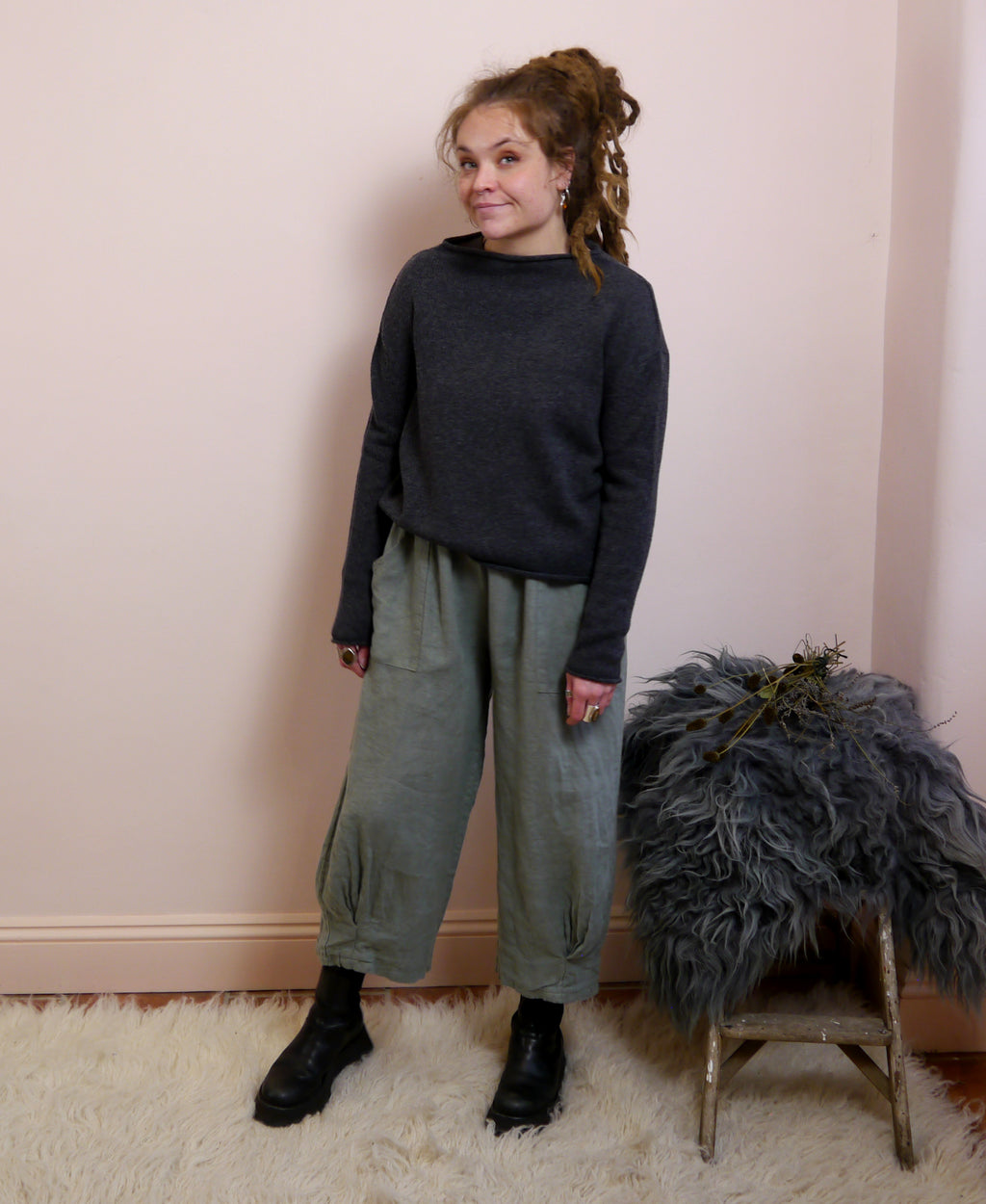 Lambswool/Cashmere Cropped Mock Neck Jumper in Charcoal