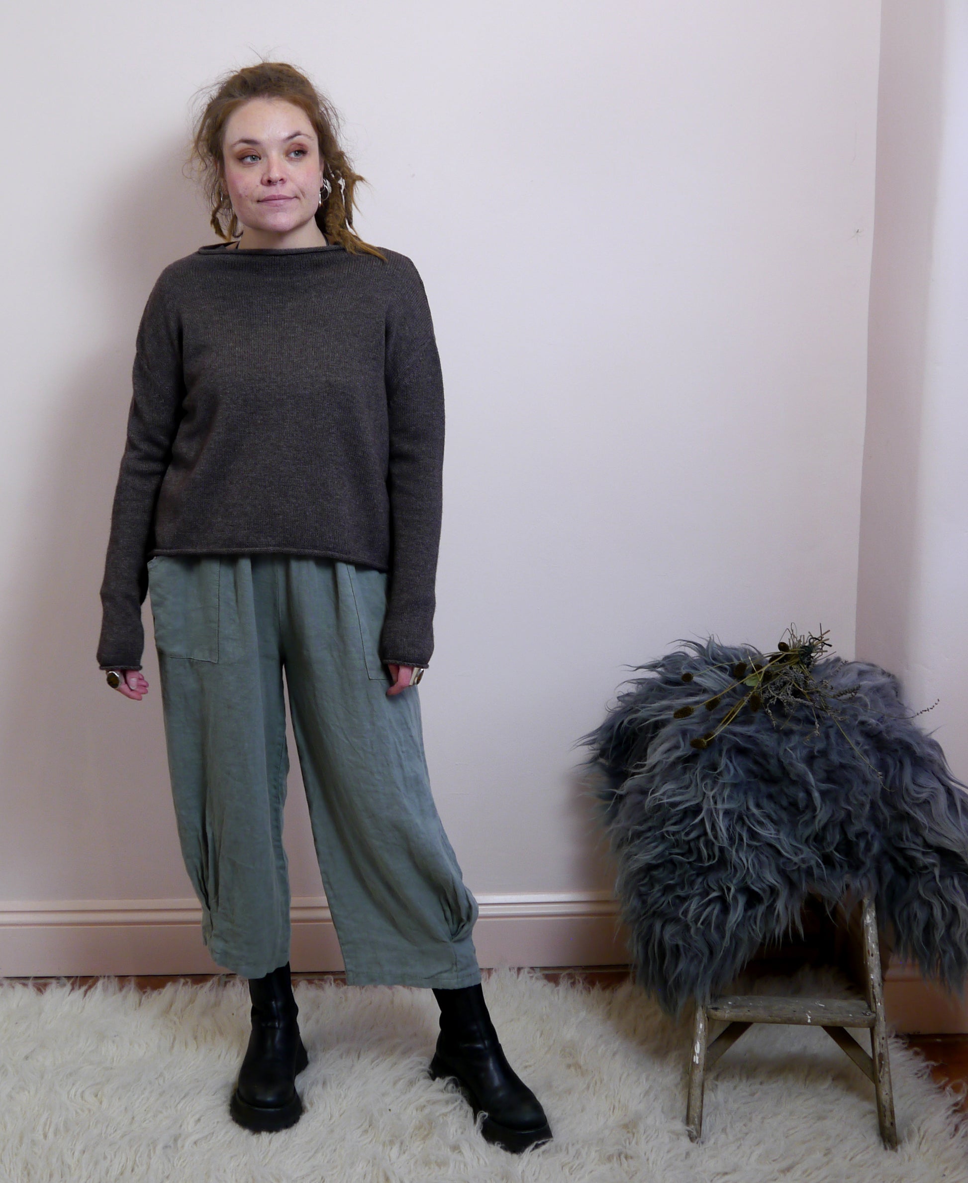 Lambswool/Cashmere Cropped Mock Neck Jumper in Otter