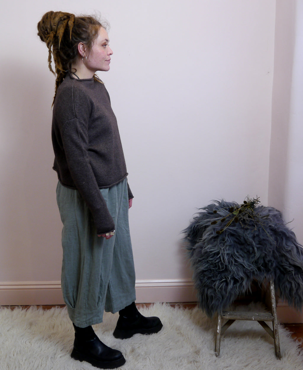 Lambswool/Cashmere Cropped Mock Neck Jumper in Otter