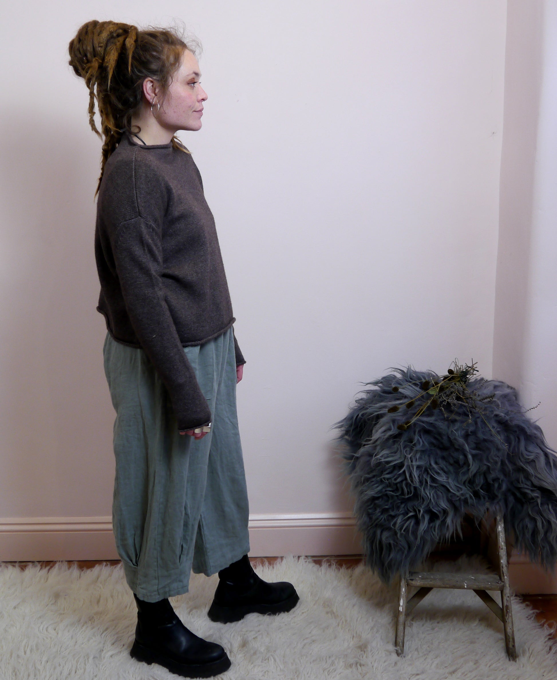 Lambswool/Cashmere Cropped Mock Neck Jumper in Otter