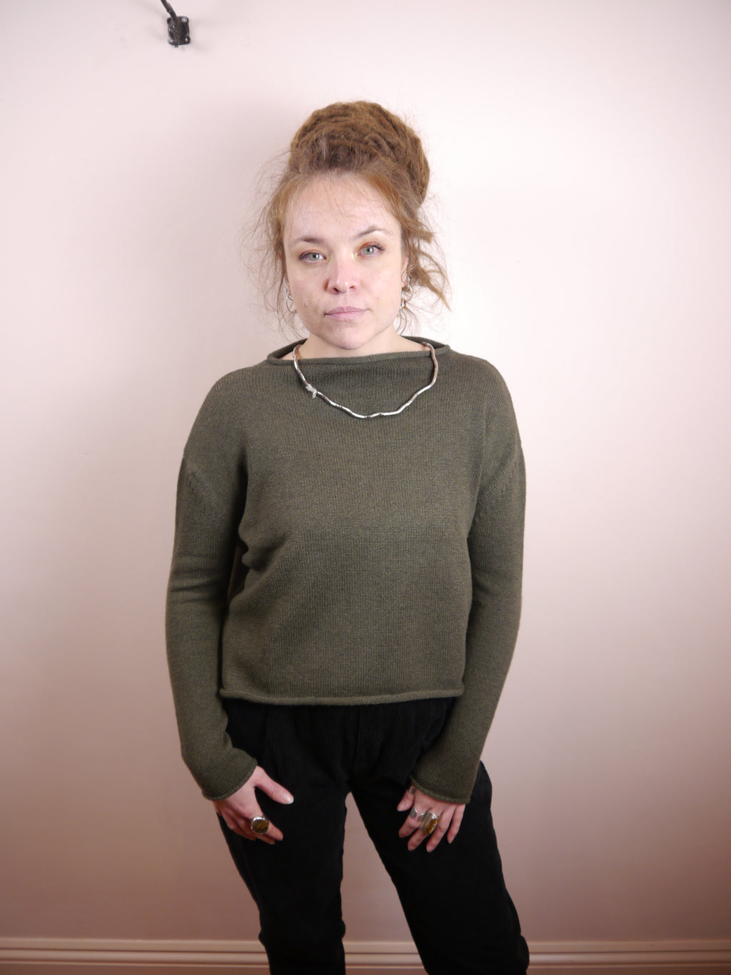 Lambswool Cashmere Cropped Mock Neck Jumper in Fir Forest Green