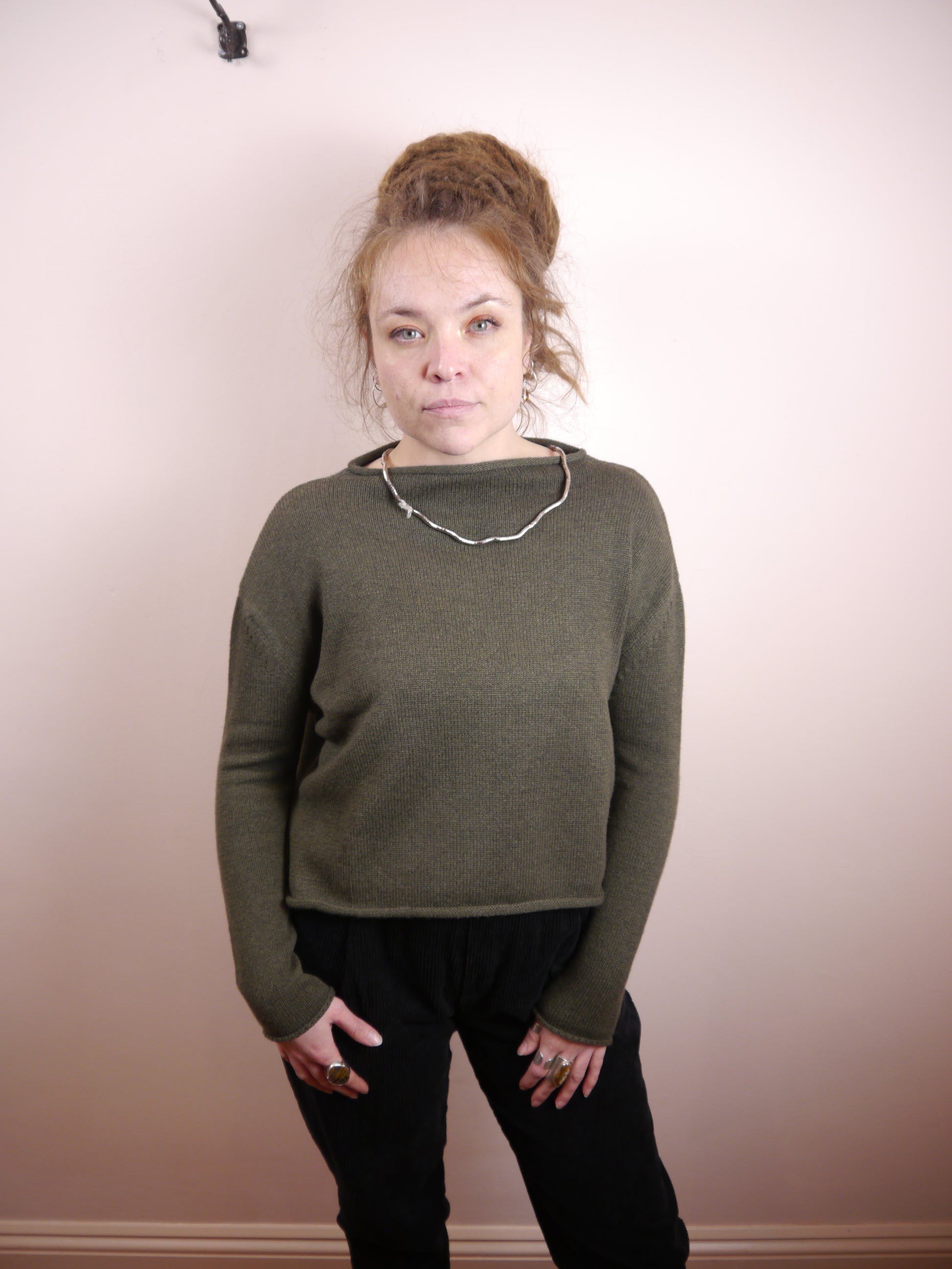 Lambswool Cashmere Cropped Mock Neck Jumper in Fir Forest Green