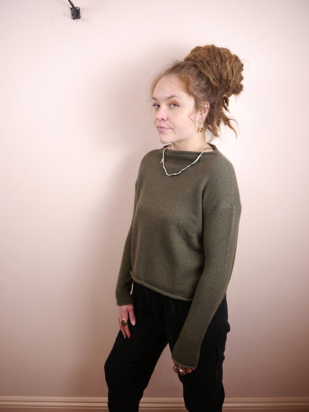 Lambswool Cashmere Cropped Mock Neck Jumper in Fir Forest Green