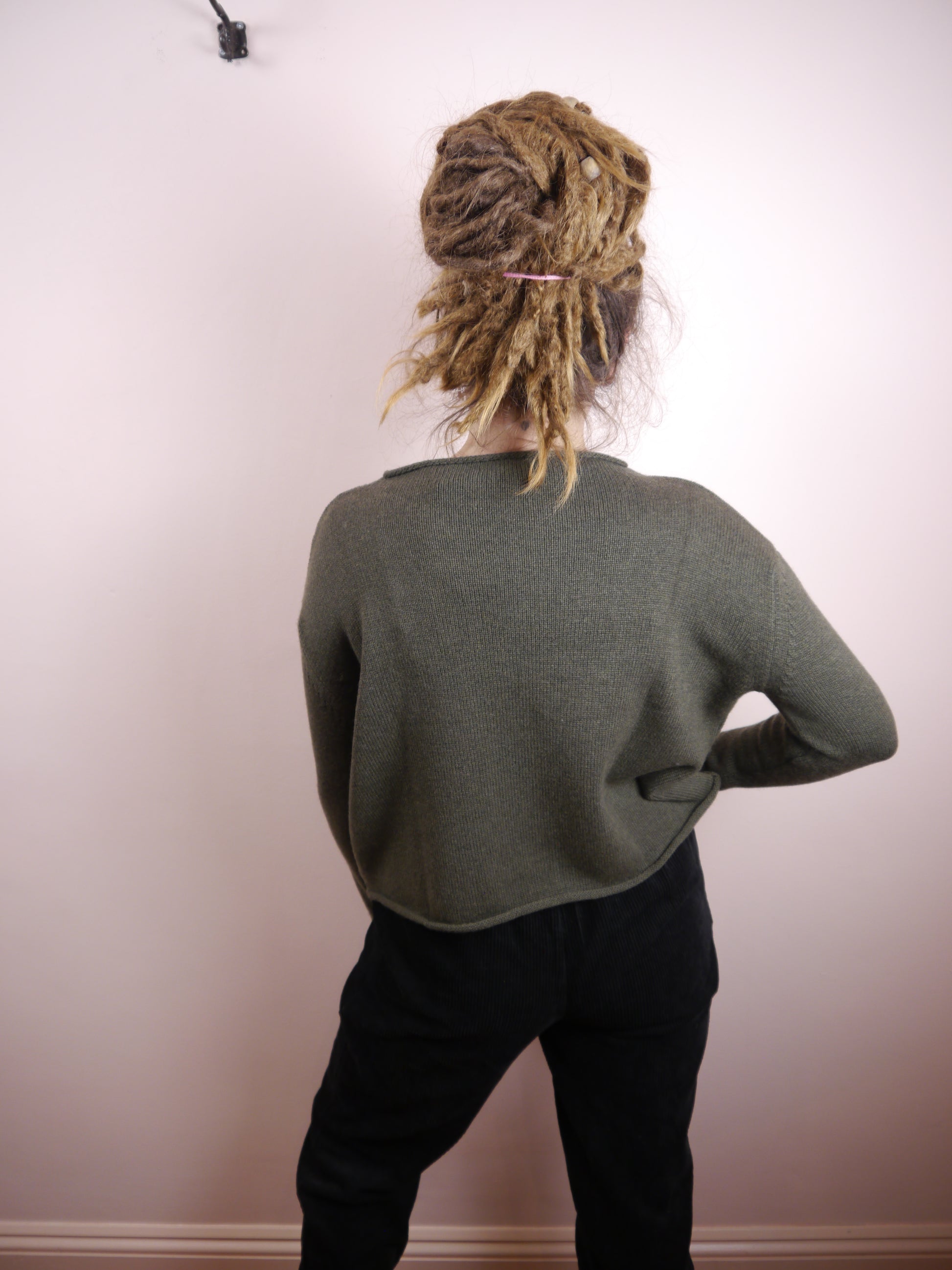 Lambswool Cashmere Cropped Mock Neck Jumper in Fir Forest Green