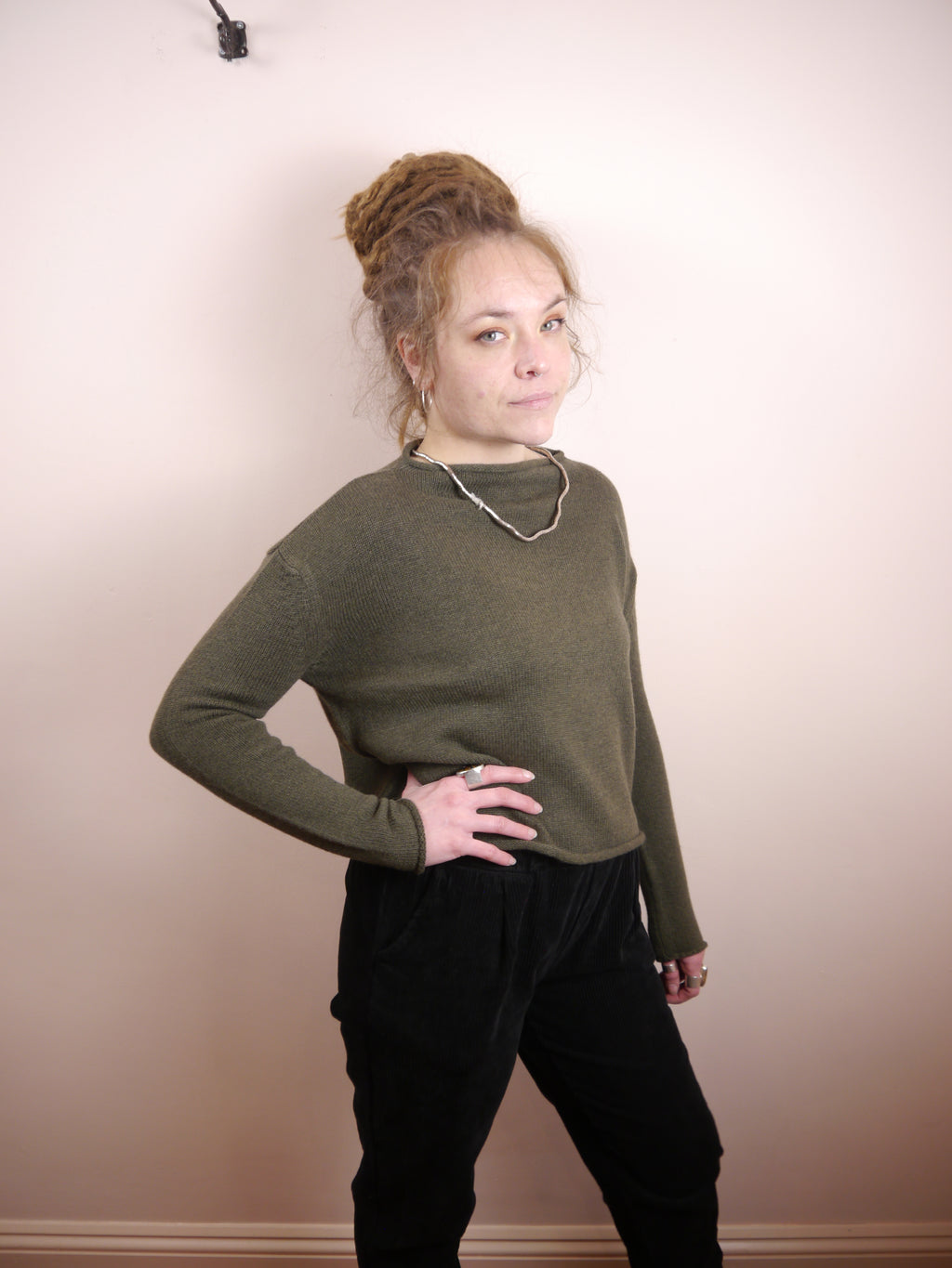 Lambswool Cashmere Cropped Mock Neck Jumper in Fir Forest Green