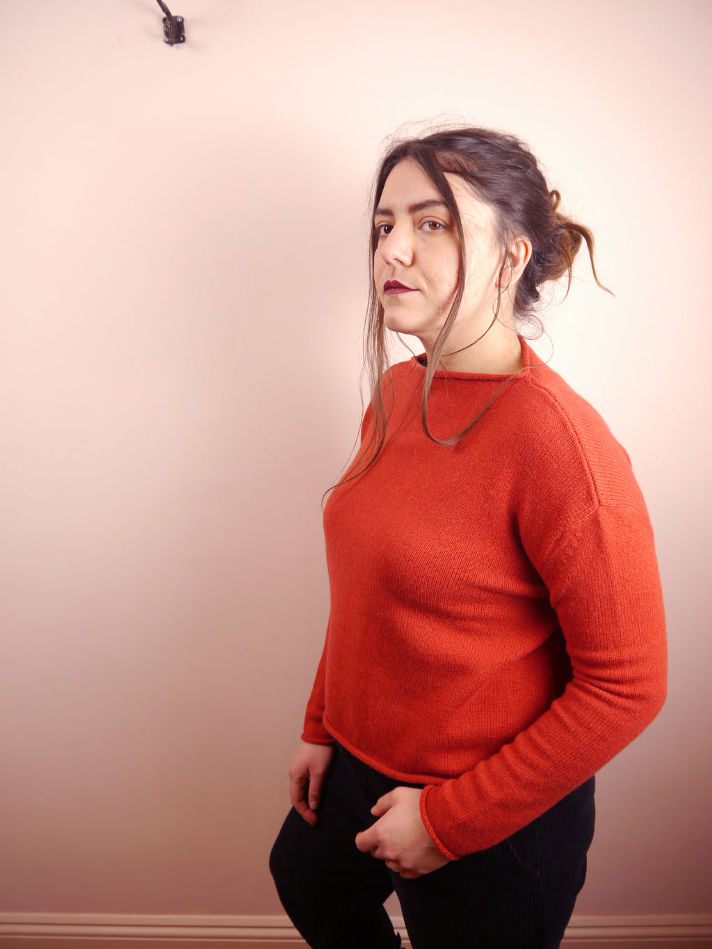 Lambswool Cashmere Cropped Mock Neck Jumper in Robin Red