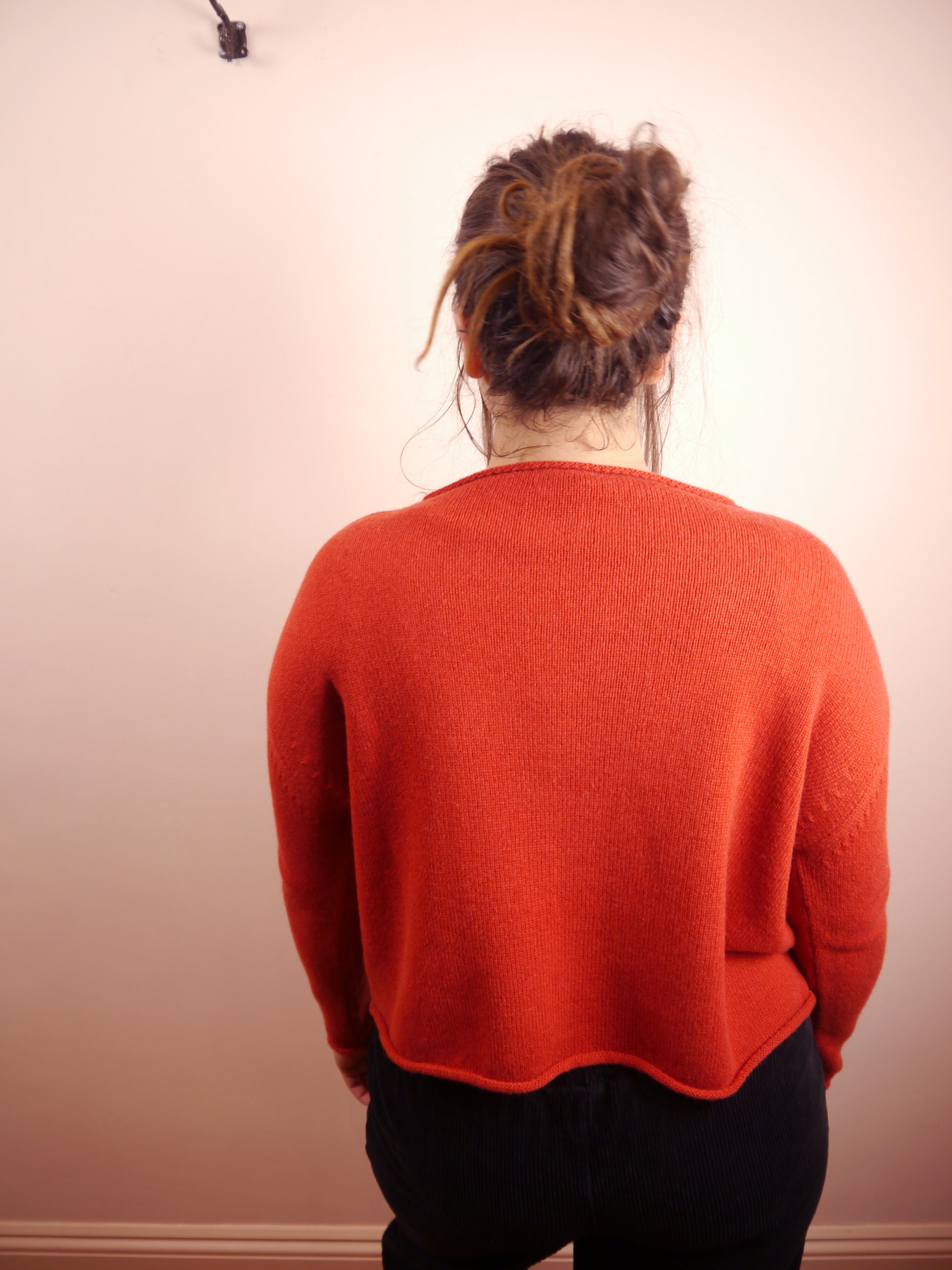 Lambswool Cashmere Cropped Mock Neck Jumper in Robin Red