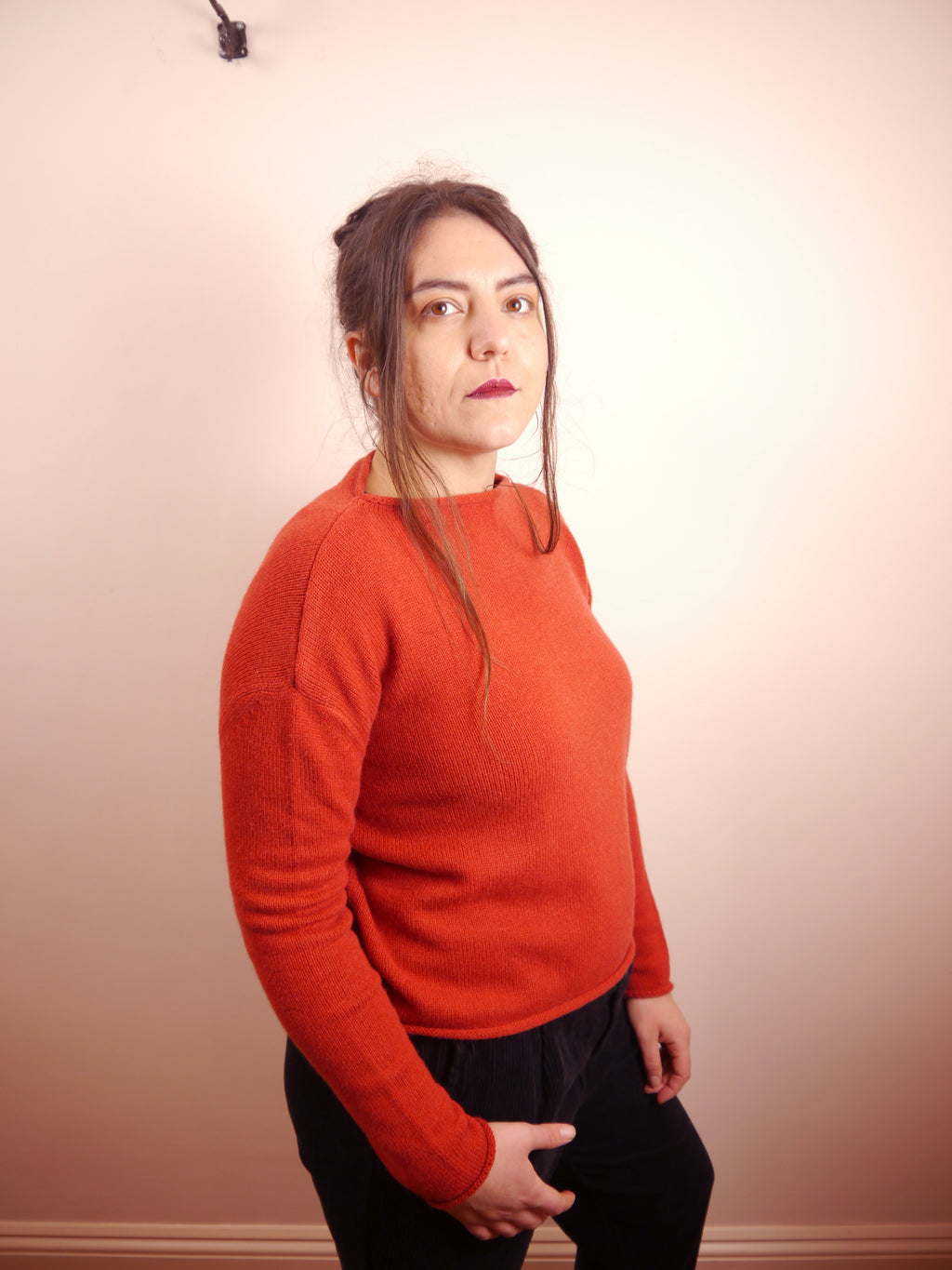 Lambswool Cashmere Cropped Mock Neck Jumper in Robin Red